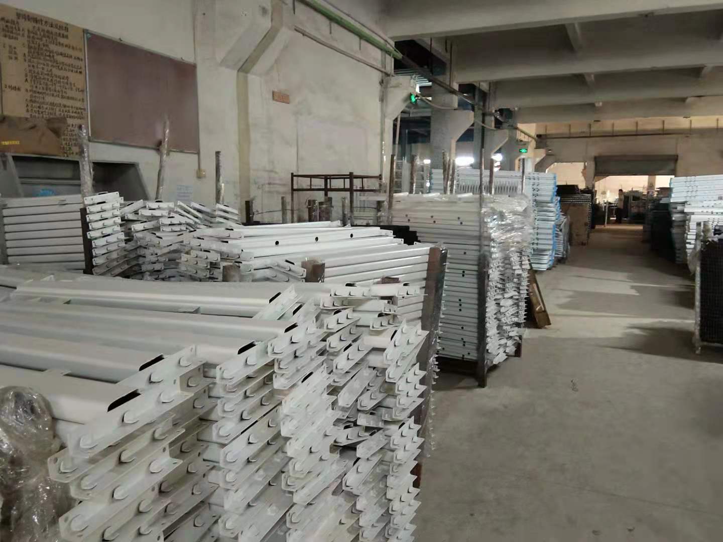 鐵架床是用鐵床板好還是木床板好？