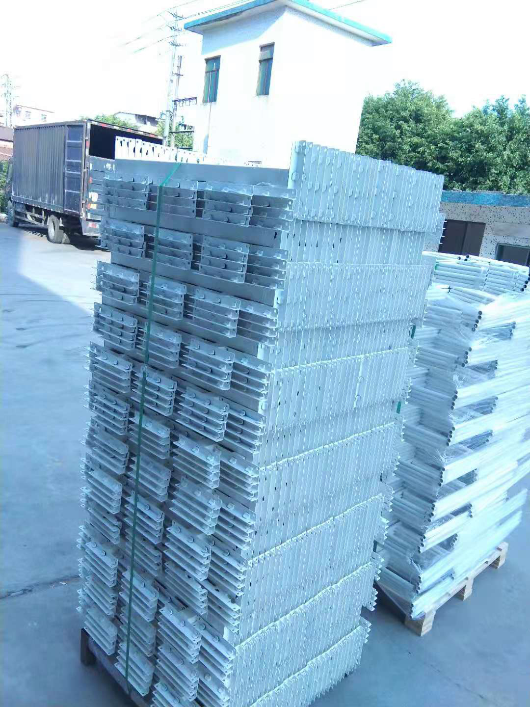 上下鋪鐵床用什么材料做的好？