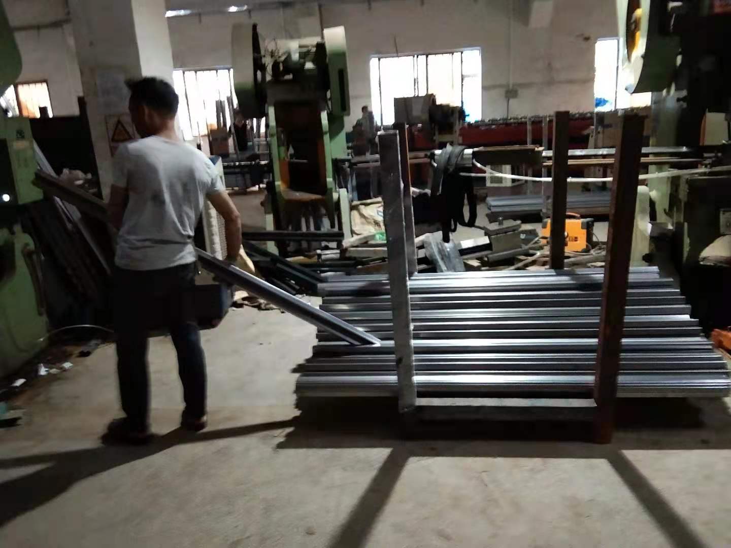 上下鋪鐵床用什么材料做的好？